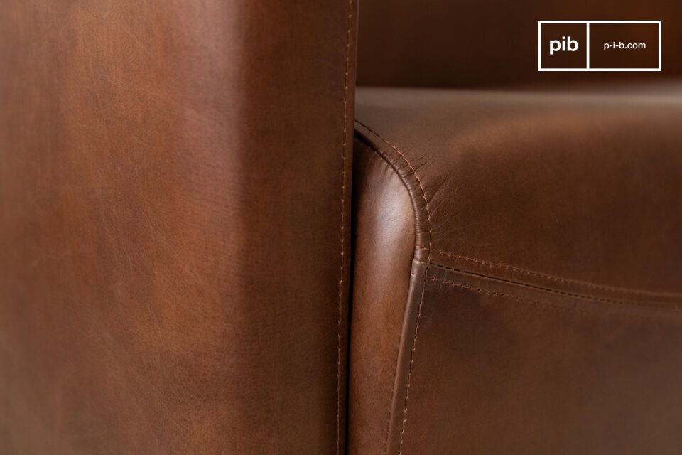 Die auf einen soliden Buchenholzrost gespannte Couch verfügt über eine tiefe Sitzfläche