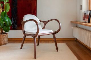 Sessel aus massiver brauner Esche und ecrufarbenem Bouclé-Stoff